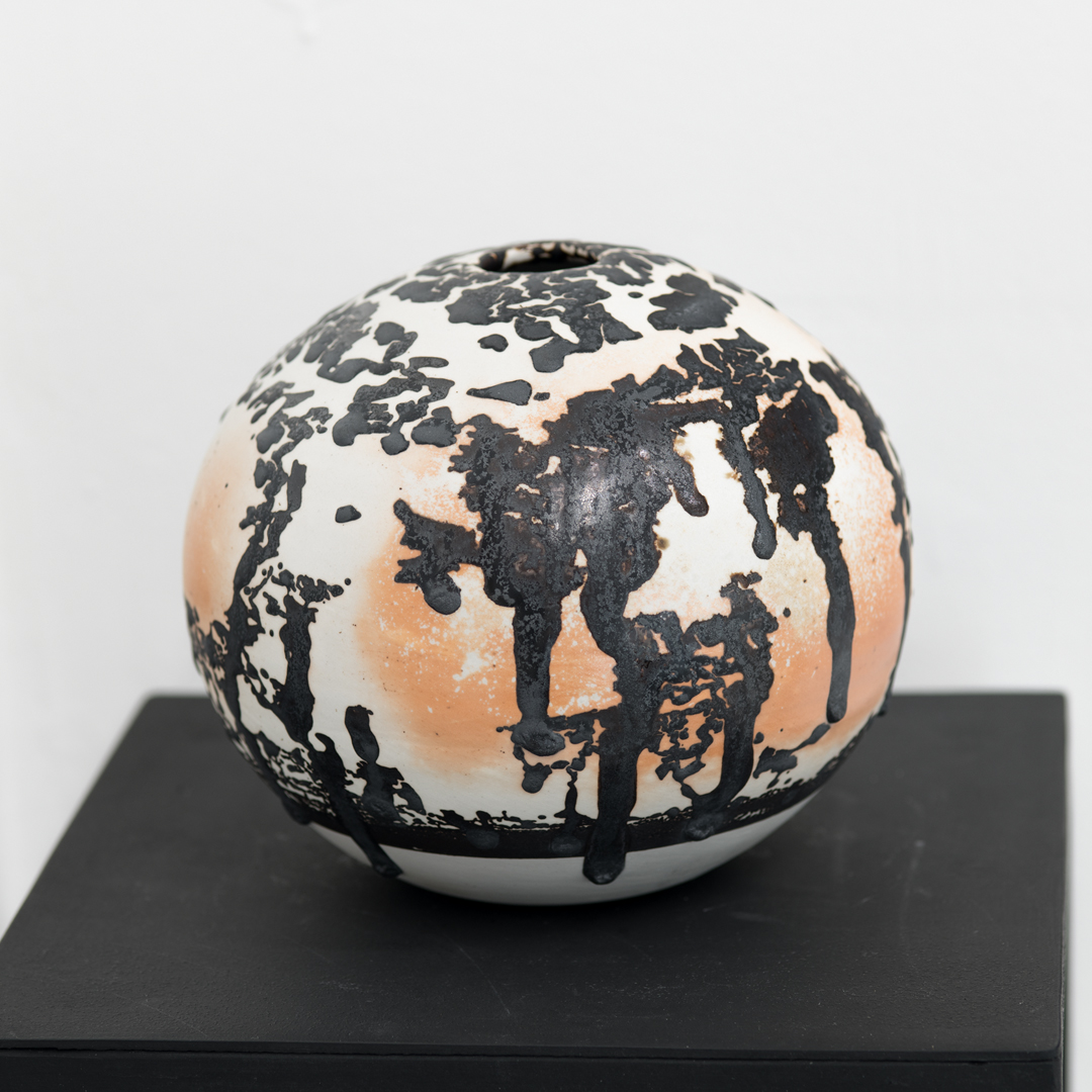 NEMA Julia Kalligrafia Litoszfera Sorozat Porcelan Balaton Felvideki Kozetekbol Keszitett Mazzal Fatuzeleses Egetes 1350 C 17 X 15 Cm