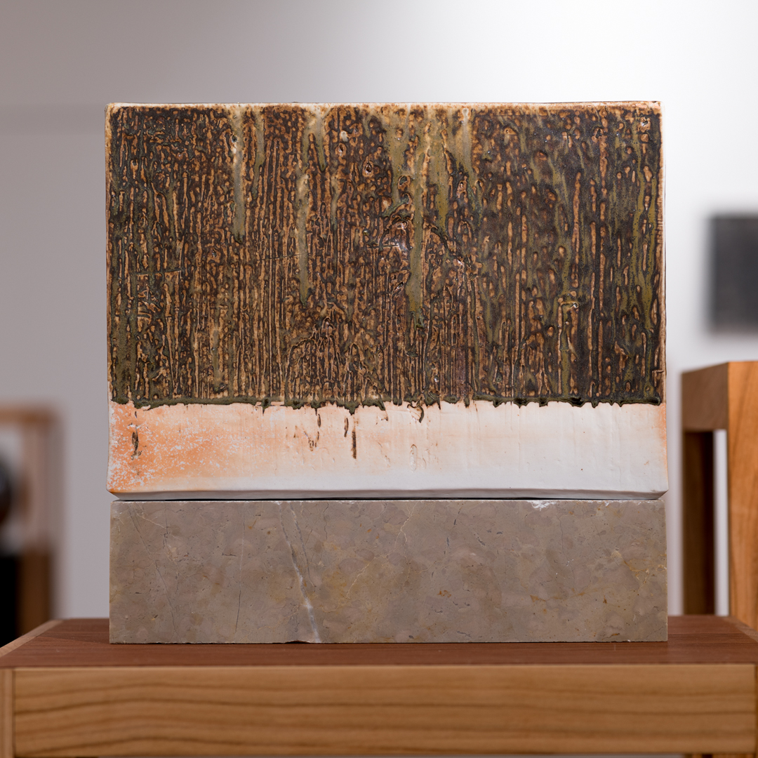 NEMA Julia Nadas Sztele Sorozat 2023 Porcelan Balaton Felvideki Kozetekbol Keszitett Mazzal Fatuzeleses Egetes 1350 C 29 X 205 X 7cm