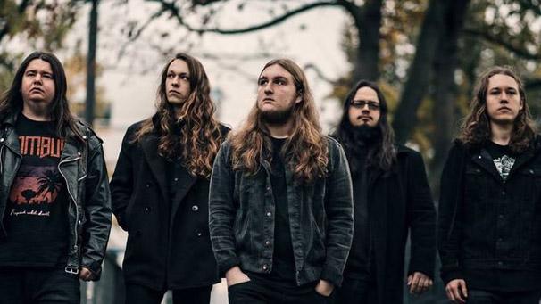 „A '80-as évek szintetizátoros rockhimnuszainak energiáját akartuk keverni egy doomriff mély, zúzós lassúságával”