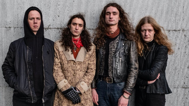 „Negyven percnyi erőteljes és érzelmileg túlfűtött, blackes heavy metal a lemez”