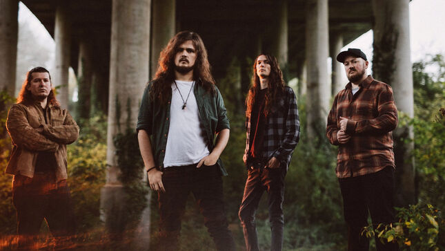„Ez egy nagyon komor, befelé forduló téma, sokat merít az Alice In Chains, a Deftones és a Gojira iránti rajongásunkból”