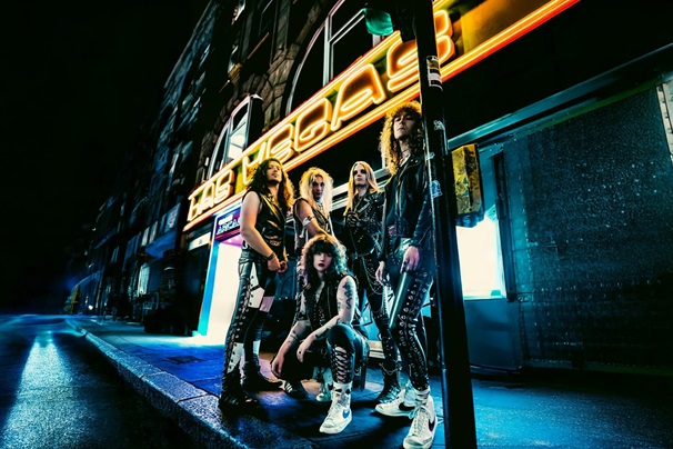 „A zenekar nyers energiája az összes nagy elődöt felidézi: Maiden, Priest, Motörhead, Def Leppard…”