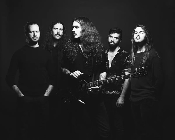 „A Bones igazi hard rock himnusz ritmikus, menetelős lendülettel és masszív, húzós riffekkel”