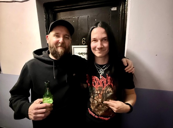Neves beugró dobossal játszik Budapesten a Carcass
