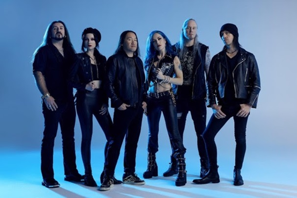 Alissa White-Gluz lett a Dragonforce második énekese